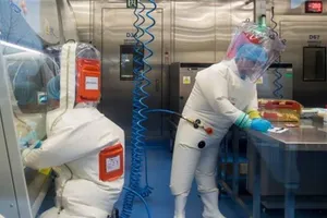 Hai chuyên gia người Anh và Na Uy cho biết virus SARS-CoV-2, nguyên nhân gây nên đại dịch COVID-19, được tạo ra từ phòng thí nghiệm.