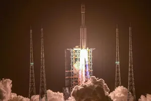 Trung Quốc phóng tên lửa đẩy Trường Chinh 7 (mang theo tàu chở hàng Thiên Châu 2) tại cơ sở không gian trên đảo Hải Nam vào tối 29-5 . Ảnh: AFP