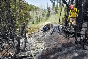 Chiếc máy bay huấn luyện rơi và bốc cháy ở bang Utah, Mỹ vào sáng 29-5. Ảnh: FOX 13