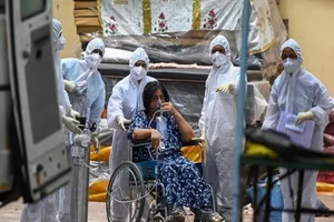 Bác sĩ Ấn Độ nổ lực điều trị bệnh nhân nhiễm COVID-19. Ảnh: AFP