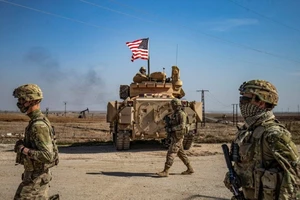 Binh sĩ Mỹ tuần tra bên ngoài căn cứ quân sự Al-Tanf nằm ở khu vực hoang mạc phía bắc Syria hồi tháng 2. Ảnh: AFP