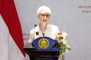 Thứ trưởng Ngoại giao Mỹ Wendy Sherman phát biểu trong cuộc họp báo với Thứ trưởng Ngoại giao Indonesia Mahendra Siregar tại Jakarta, ngày 31-5.