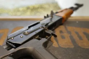 Một khẩu súng trường AK-47 được lắp đặt tại một cửa hàng súng ở bang Utah, Mỹ vào tháng 2-2018.