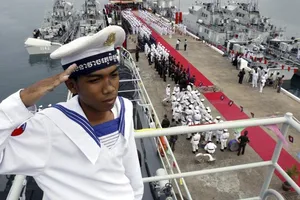 Một thủy thủ hải quân Campuchia chào tàu Trung Quốc tại quân cảng Ream. Ảnh: REUTERS