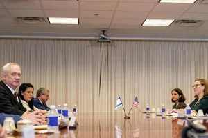 Bộ trưởng Quốc phòng Mỹ Lloyd Austin (phải) chủ trì cuộc họp với Bộ trưởng Quốc phòng Israel Benny Gantz (trái) tại Lầu Năm Góc, ngày 3-6.