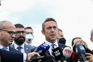 Chủ tịch CLB Fenerbahce Ali Koc (giữa) trả lời báo chí sau phiên tòa hôm 4-6. Ảnh: ANADOLU