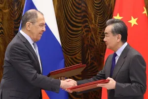 Ngoại trưởng Nga Sergey Lavrov (trái) và người đồng cấp Trung Quốc Vương Nghị. Ảnh: AFP
