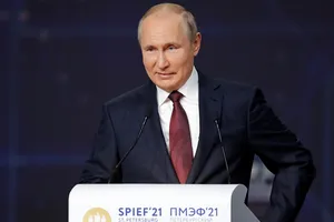 Tổng thống Nga Vladimir Putin phát biểu tại Diễn đàn Kinh tế quốc tế St. Petersburg. Ảnh: CGTN
