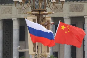 Quốc kỳ Nga (trái) và quốc kỳ Trung Quốc (phải).