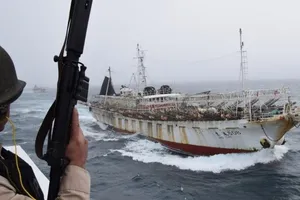 Hàng trăm tàu cá Trung Quốc bị nghi đánh bắt trái phép gần Argentina. Ảnh: AFP