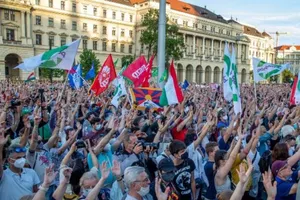 Người dân Hungary xuống đường biểu tình phản đối kế hoạch xây dựng trường đại học Trung Quốc ở Budapest, ngày 5-6.