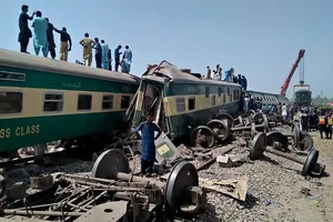 Hiện trường vụ va chạm giữa hai đoàn tàu hỏa tại quận Ghotki, tỉnh Sindh (đông nam Pakistan) hồi sáng 7-6. Ảnh: AP