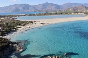 Ý phạt du khách cả 3.000 euro vì... trộm cát biển