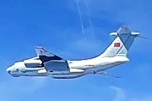 Một máy bay quân sự Trung Quốc áp sát không phận Malaysia hôm 31-5. Ảnh: REUTERS