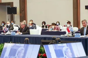 Ngoại trưởng Singapore Vivian Balakrishnan (bên phải) tại Hội nghị đặc biệt giữa Bộ trưởng Ngoại giao các nước ASEAN và Trung Quốc tại Trùng Khánh, ngày 7-6.