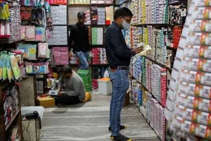 Người dân Ấn Độ đến mua hàng bên trong một khu chợ sau khi chính quyền nới lỏng các biện pháp phong tỏa ở New Delhi, vào ngày 7-6.