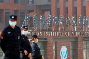 Nhân viên an ninh canh gác bên ngoài Viện virus học Vũ Hán, Trung Quốc. Ảnh: REUTERS