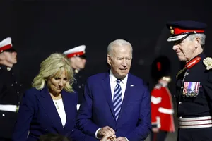 Tổng thống Mỹ Joe Biden và Đệ nhất phu nhân Jill Biden tại sân bay Newquay (Anh). Ảnh: AP