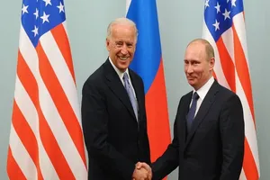  Tổng thống Mỹ Joe Biden (trái) và Tổng thống Nga Vladimir Putin. Ảnh: TASS