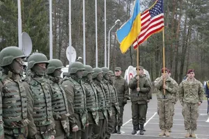 Các binh sĩ Mỹ và Ukraine trong một khoá huấn luyện chung vào tháng 4-2015. Ảnh: AP