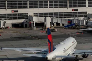 Một hành khách trên chuyến bay Delta 1730 đã tấn công hai tiếp viên hàng không và buộc phi hành đoàn phải cho máy bay hạ cánh khẩn cấp.