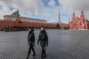 Người dân Moscow phải tạm ngừng làm việc do ca nhiễm COVID-19 tăng vọt. Ảnh: AFP
