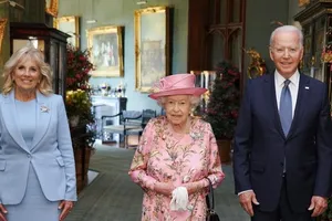 Tổng thống Biden cùng phu nhân chụp ảnh với Nữ hoàng Anh tại lâu đài Windsor. Ảnh: Steve Parsons/GETTY IMAGES