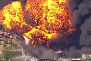 Cột lửa hình nấm do một vụ nổ trong trận hỏa hoạn ở nhà máy Chemtool tại bang Illinois (Mỹ) hôm 14-6. Ảnh: ABC NEWS