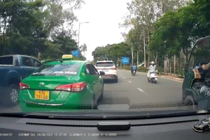 Tài xế taxi tạt đầu ô tô, không bật đèn xi nhan bất chấp đoạn đường hẹp