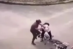 Vụ học sinh lớp 9 bị cha của bạn đánh nhập viện: Cần phải khởi tố người hành hung!