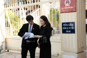 TAND quận 7 hoãn xử vụ ca sĩ Ánh Linh kiện đòi nhà