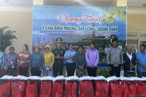 Mang Tết đến với bà con vùng biên giới biển