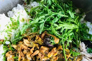 Độc đáo cơm trộn lá me của người Chăm 