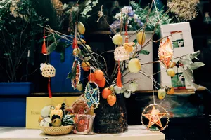 Cành quả hồng nhiều sắc màu với xanh, vàng, đỏ cắm trong một chiếc bình gốm mộc mạc, đơn giản lại được "săn tìm" khắp nơi.