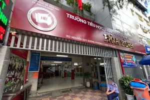 Thầy giáo bị tố ép học sinh 