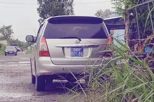 Xe biển xanh đi khai trương nhà nuôi yến của lãnh đạo