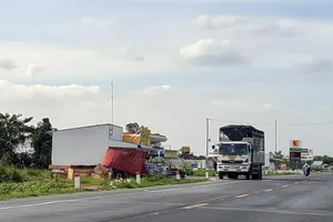 Cận cảnh những công trình lấn chiếm đường dẫn cầu Vàm Cống