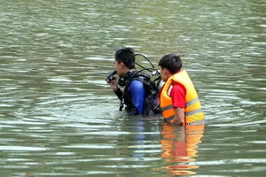 Công an tìm kiếm người nghi đuối nước trên rạch Cái Khế