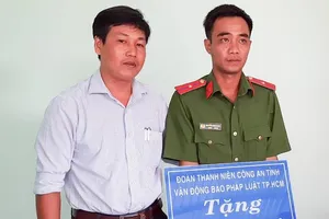 Báo Pháp Luật TP.HCM trao nhà tình thương tại Trà Vinh