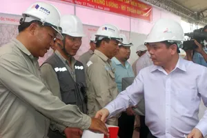 Đề xuất mở bến phà BOT để cứu nguy kẹt xe cầu Rạch Miễu