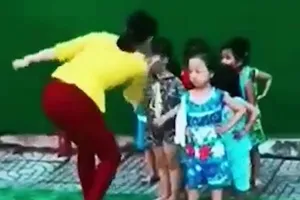 Cô giáo 'điều chỉnh' trẻ trong lúc tập múa: Phụ huynh nói gì?