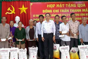 Chủ tịch Trần Thanh Mẫn tặng quà cho hộ nghèo tại Sóc Trăng
