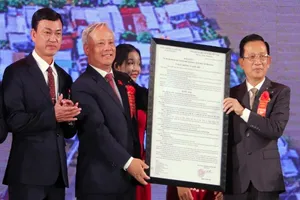 Phó Chủ tịch Quốc hội trao nghị quyết thành lập TP Ngã Bảy