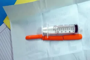 Cứu sống bệnh nhân tự bẻ muỗng nhựa đâm xuyên sọ