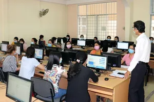 Cần Thơ: Học sinh ôn bài qua mạng, phòng virus Corona