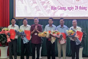 Hậu Giang công bố các quyết định cán bộ