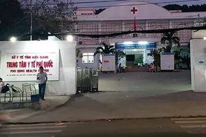 Cách ly 4 du khách chung chuyến bay với người nhiễm COVID-19