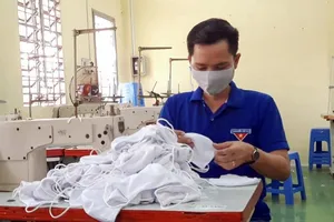 Sinh viên CĐ Cần Thơ may khẩu trang tặng bà con nghèo