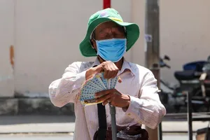 Sóc Trăng: Khoảng 3.000 người bán vé số được hỗ trợ