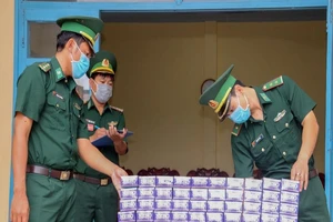 Đợi Biên phòng đi ăn cơm để vác hàng lậu qua biên giới